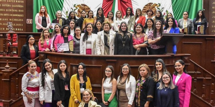 Voces de mujeres cimbran el Congreso del Estado; luchan por un mejor Michoacán