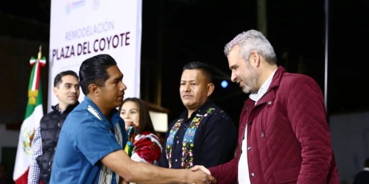 Inaugura Bedolla remodelación de plaza pública en Ihuatzio