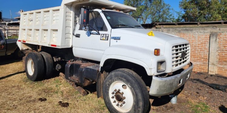 En cateo, recupera FGE un vehículo de volteo con reporte de robo cometido en Acuitzio