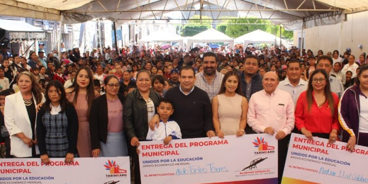 Entrega Bladimir González 400 becas con programa Unidos por la Educación en Tarímbaro