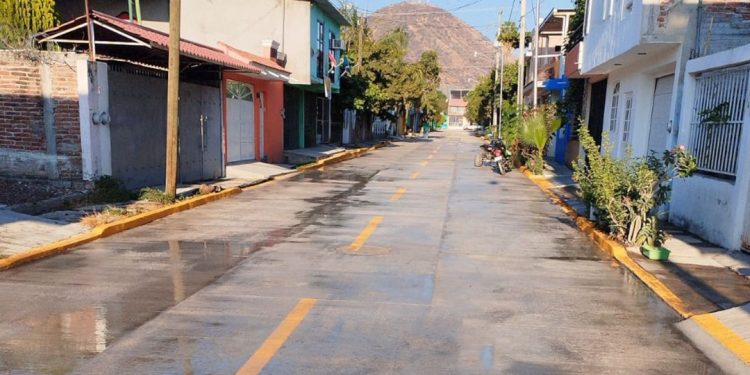 Entrega SCOP en Apatzingán obra pública por cooperación