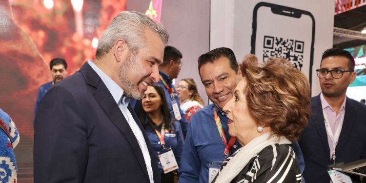 Visita Bedolla el pabellón Michoacán en el Tianguis Turístico de México