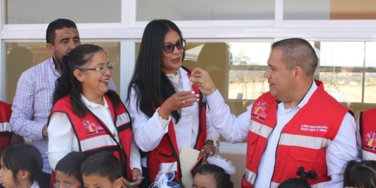 Entrega Bladimir González aulas en escuelas de Uruétaro y Los Ruiseñores