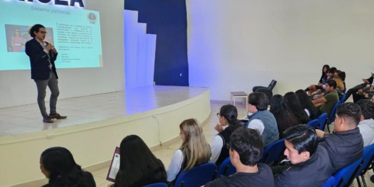 Imparte CMASC charla en materia de violencia de género en Zitácuaro