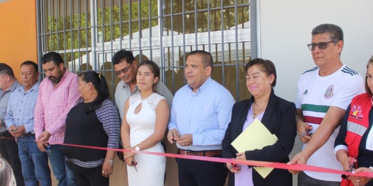 Entrega Bladimir González 3 aulas en primarias de Tarímbaro
