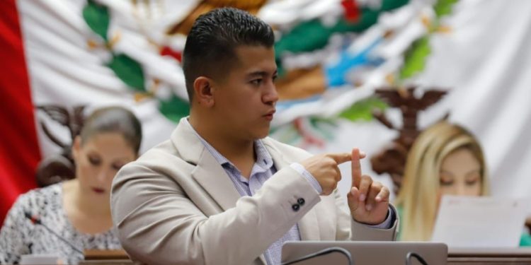 Operadores de transporte y servicios deben ser capacitados en lengua de señas: Víctor Zurita