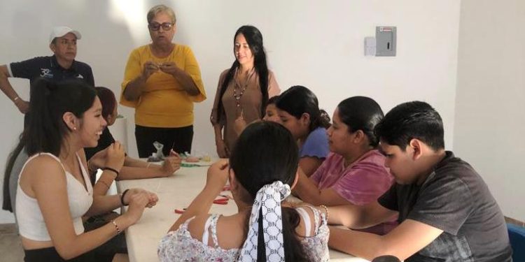 Padres de familia en Apatzingán aplauden apoyo de capacitación para jóvenes por parte de la regidora Verónica Castellanos