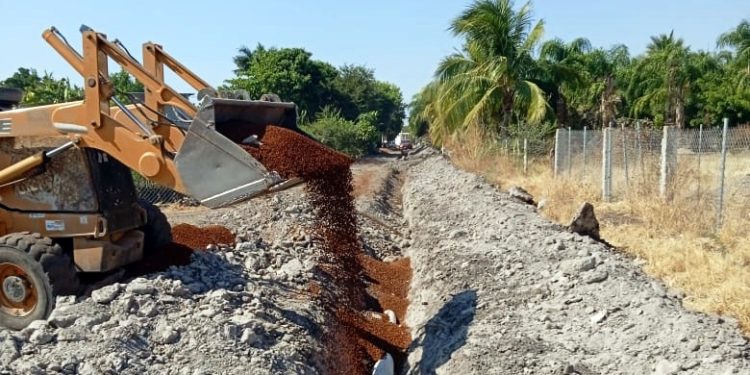 Ayuntamiento de Buenavista continúa con intruducción de drenaje sanitario en Santa Ana Amatlán
