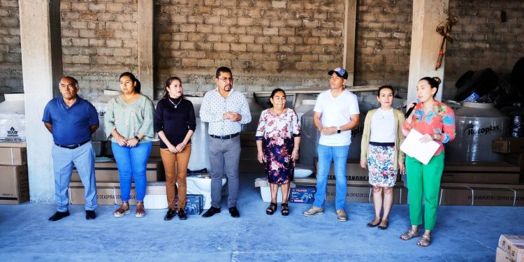 Familias del municipio de Juárez reciben calentadores solares