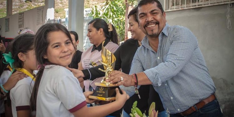 Cornelio Ríos Paniagua alcalde del municipo de Juárez clausura los Juegos Unidos por la Paz