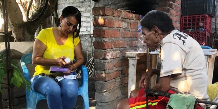 Verónica Castellanos lleva medicamentos a colonias apartadas de Apatzingán