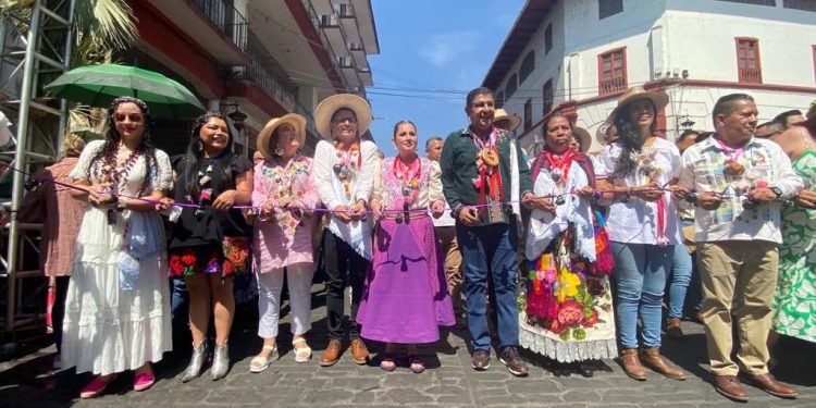 Inicia Tianguis Artesanal de Domingo de Ramos en Uruapan