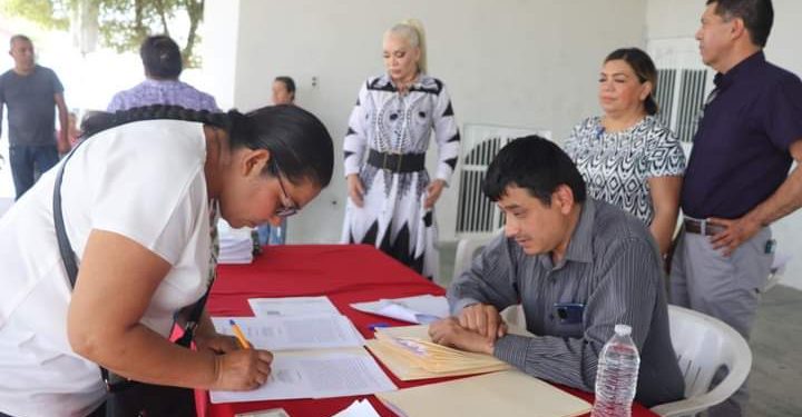 Ayuntamiento de Buenavista Tomatlán participa en la firma de 92 escrituras del fraccionamiento La Huerta