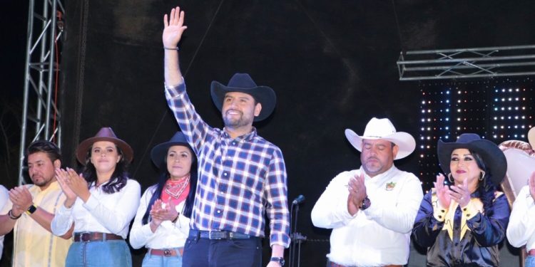 Octavio Ocampo y alcaldesa Mary Esquivel inauguran Expo Feria Coalcomán 2023