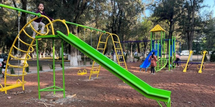 Instala Ceconexpo nuevos juegos infantiles en jardín del Planetario