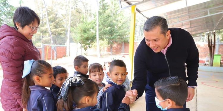 Juan Carlos Barragán apoya preescolar de Iratzio en Capula