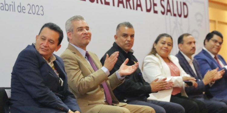 Reconoce Bedolla labor solidaria y humanitaria de trabajadores del sector salud