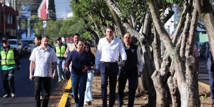 Alfonso Martínez supervisa reencarpetamiento de Avenida Sansón Flores