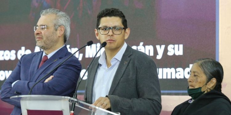 Llama Bedolla a empresas a que respeten labor de artesanos y origen auténtico de sus piezas