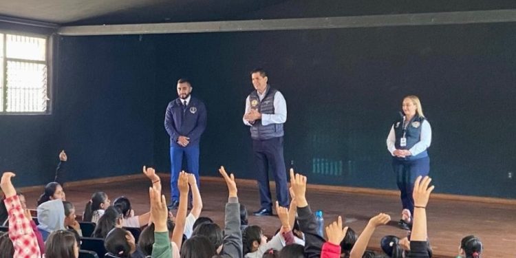 Imparte FGE charla en materia de derechos humanos