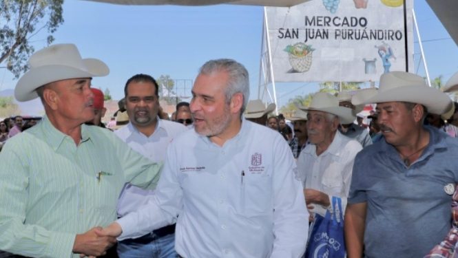 Bedolla y federación entregan más fertilizantes de los repartidos por pasada administración