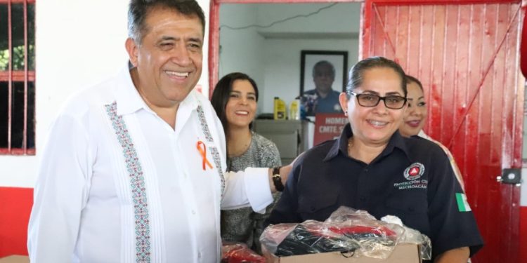 Entregan uniformes al personal de PC y Bomberos