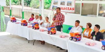 Cornelio Ríos Paniagua entrega obras en Puerto de Tumbiscatio