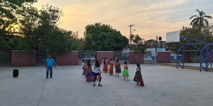 Siguen niñas y niños recibiendo talleres de cultura en colonias de Apatzingán