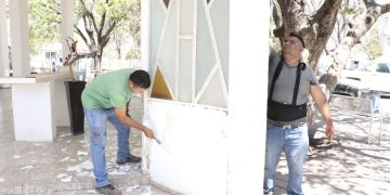 Mantenimiento al panteón previo al Día de  las Madres en Apatzingán