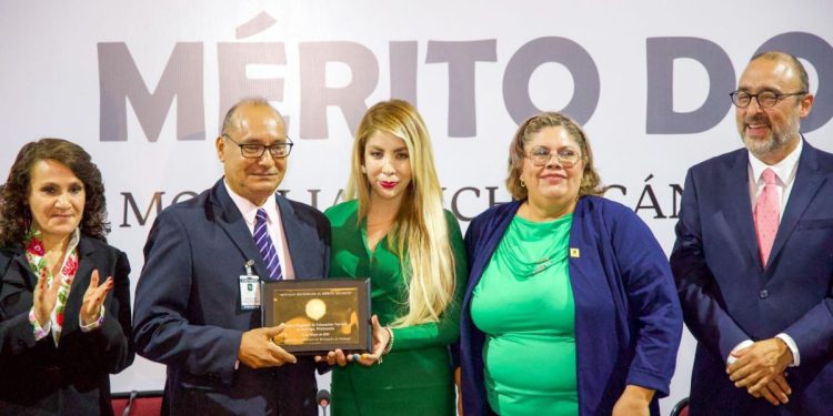 Condecoran a la Normal de Arteaga con la Medalla “Michoacán al Mérito Docente 2023”