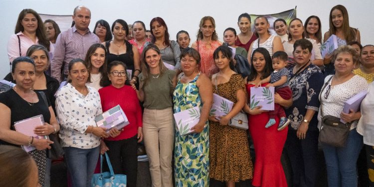 Daniela De Los Santos, reconoce a mujeres por su labor social