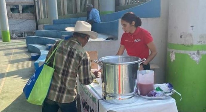 Ayuntamiento de Juárez entrega alimentos a los adultos mayores que acuden a recibir apoyo