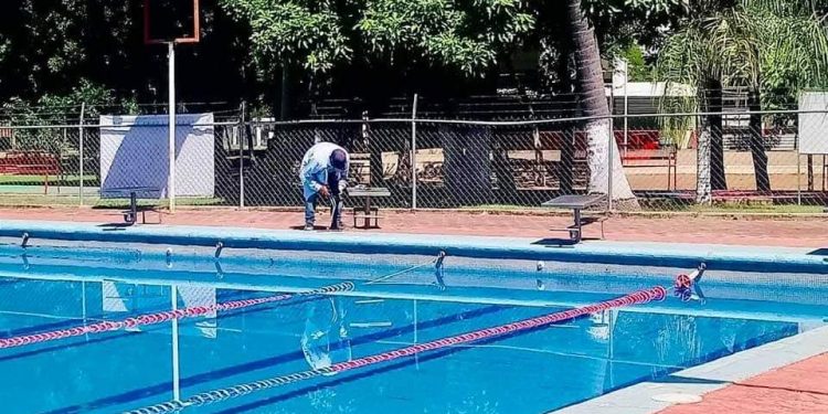 Continúa proceso de mantenimiento y limpieza de la alberca en la unidad deportiva.