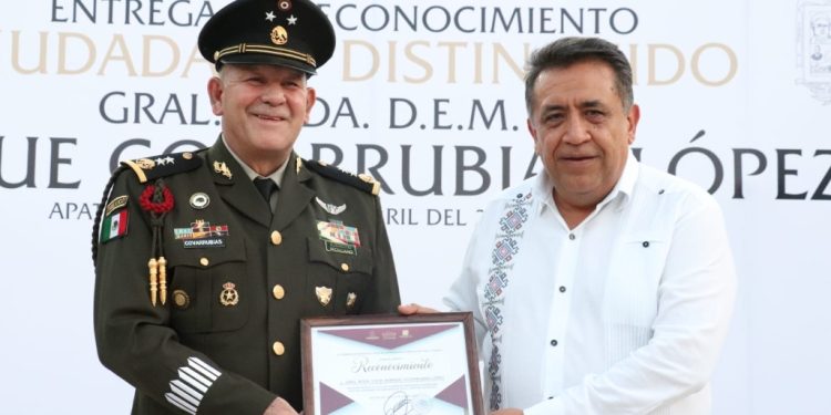 Reconocen a general militar como Ciudadano Distinguido.
