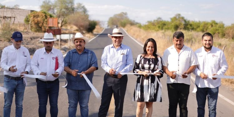Bedolla inaugura rehabilitación carretera en Parácuaro