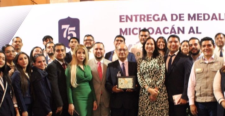 Recibe Normal de Arteaga, Medalla Michoacán al Mérito Docente