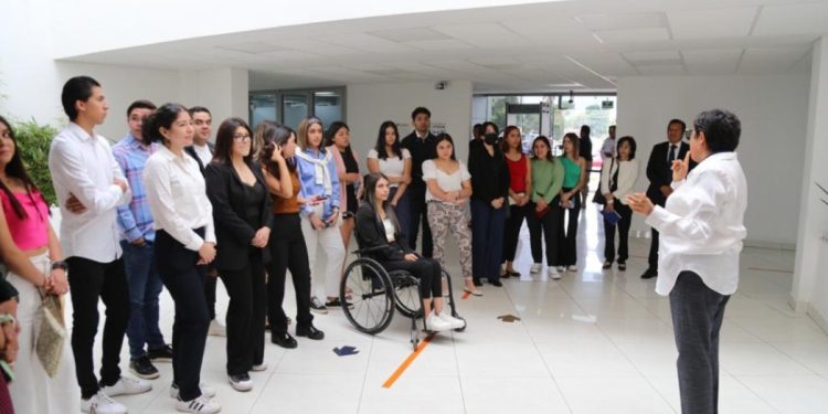 Estudiantes de la Universidad Vasco de Quiroga visitan la Fiscalía General del Estado de Michoacán