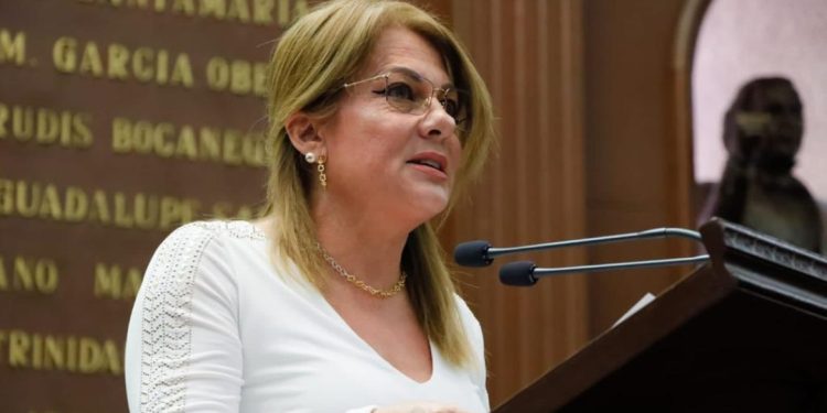 Dip. Luz García festejó a las madres y niños de Huiramba