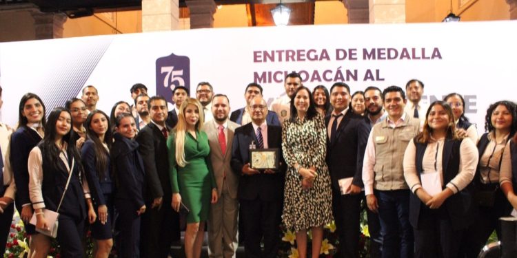 A la Normal de Arteaga, medalla “Michoacán al Mérito Docente 2023”