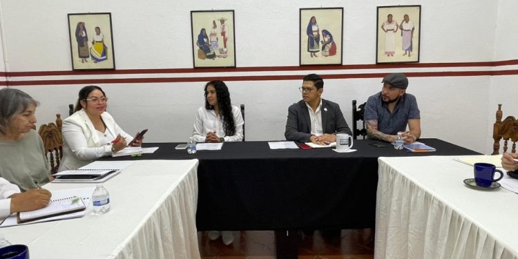 Gestiona IAM ante la UMSNH diplomado en laudería para artesanos de Paracho