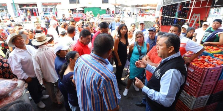 Juan Carlos Barragán entrega apoyos a locatarios del mercado Independencia