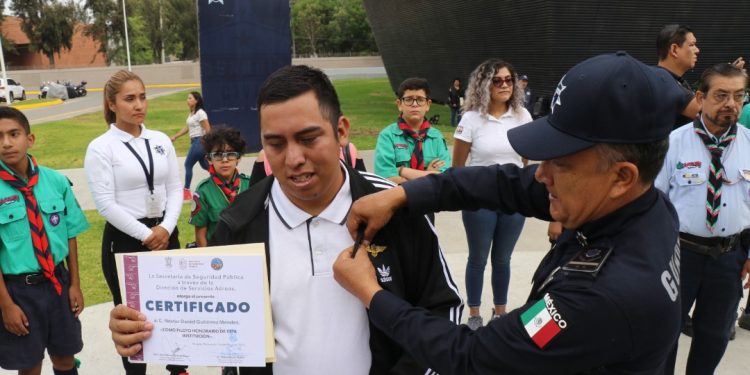Nombra SSP a Néstor Daniel como piloto honorario de la institución
