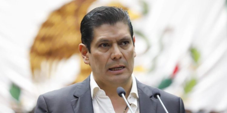 Ernesto Núñez reconoce labor periodista en Michoacán
