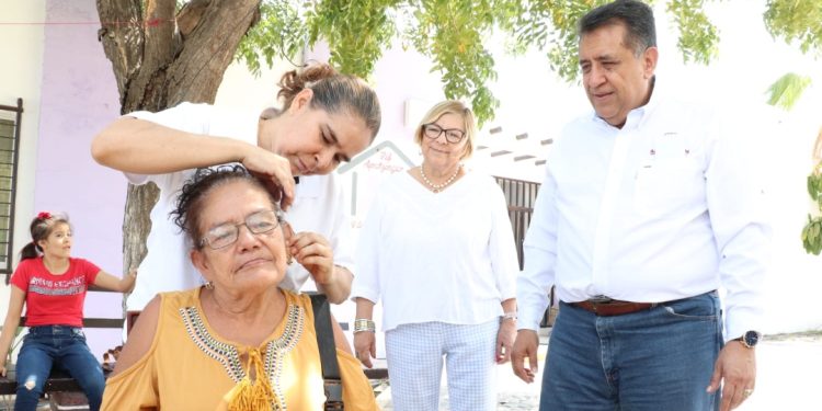 Vuelven a escuchar 10 niñas y adultos mayores con la entrega de aparatos auditivos