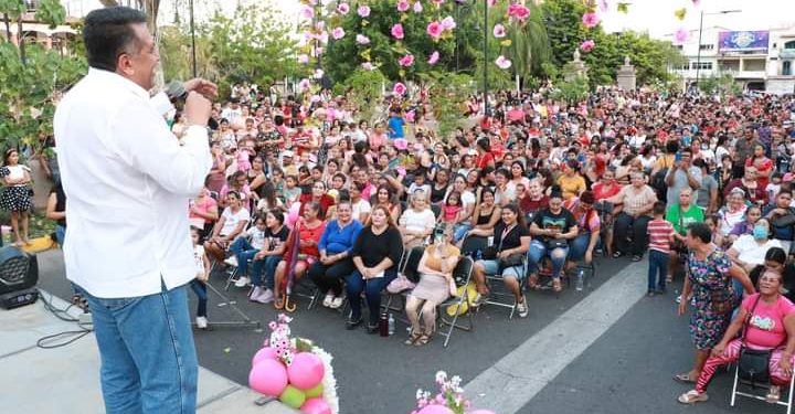 Celebra gobierno municipal en grande a las mamás de Apatzingán