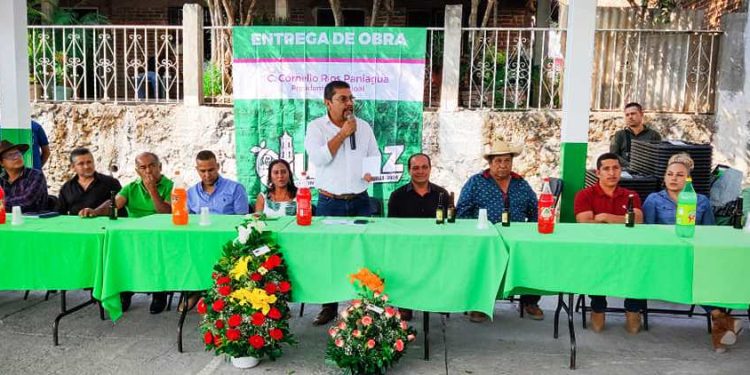 Cornelio Ríos Paniagua entrega obra en la tenencia de Enandio