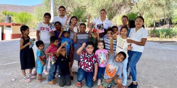 Niñas y niños de comunidades lejanas reciben regalos de la regidora de Parácuaro Julisa Farías
