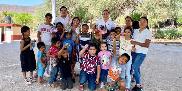 Niñas y niños de comunidades lejanas reciben regalos de la regidora de Parácuaro Julisa Farías