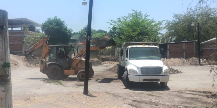 En Piedras Blancas gobierno de Buenavista Tomatlán lleva a efecto obra para el deporte