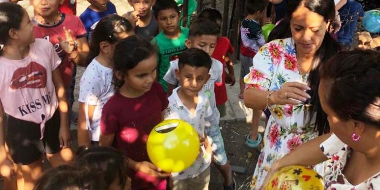 Dos mil infantes de la zona rural y urbana de Apatzingán son festejados por Verónica Castellanos Mendoza